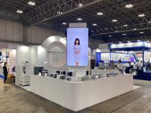 JASIS 2026の東京技術研究所ブース全景。白い展示台にマントルヒーターや温度コントローラーが並ぶ