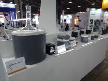 展示台に並んだガラス器具用マントルヒーター S-20 などのマントルヒーターと温度コントローラー