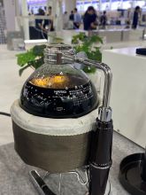 マントルヒーターで加熱しているサイフォン式コーヒーメーカー