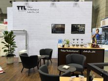 SEMICON Japan 2025の東京技術研究所ブース。商談用のテーブルといす、サイフォン式コーヒーメーカーを置いたカウンター