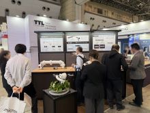 ジャケットヒーターや熱収縮チューブ用ヒーターのパネルを掲げた展示カウンターと来場者